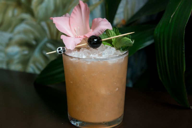 Lima-bars_parrot-shadow-drink
