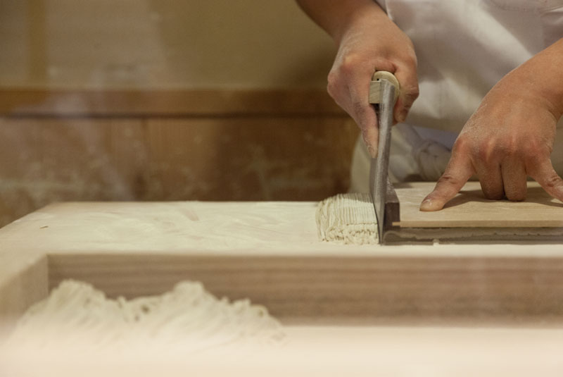 Honke-Owariya-Soba-Noodles-Cutting